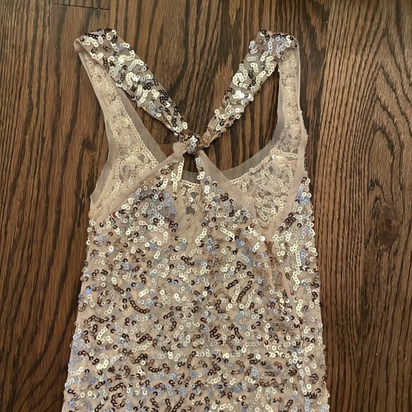 Romeo&Juliet Couture Gold Racer Back Tank Top - Picture 2 of 4